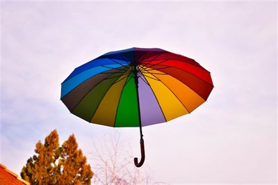 Fira Pride med ett regnbågsparaply