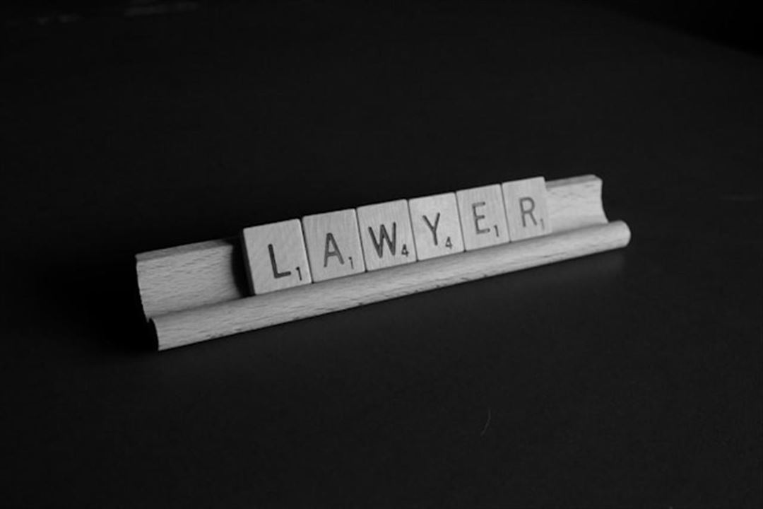 Advokatens rolle: den juridiske guide i erhvervs- og privatsfæren