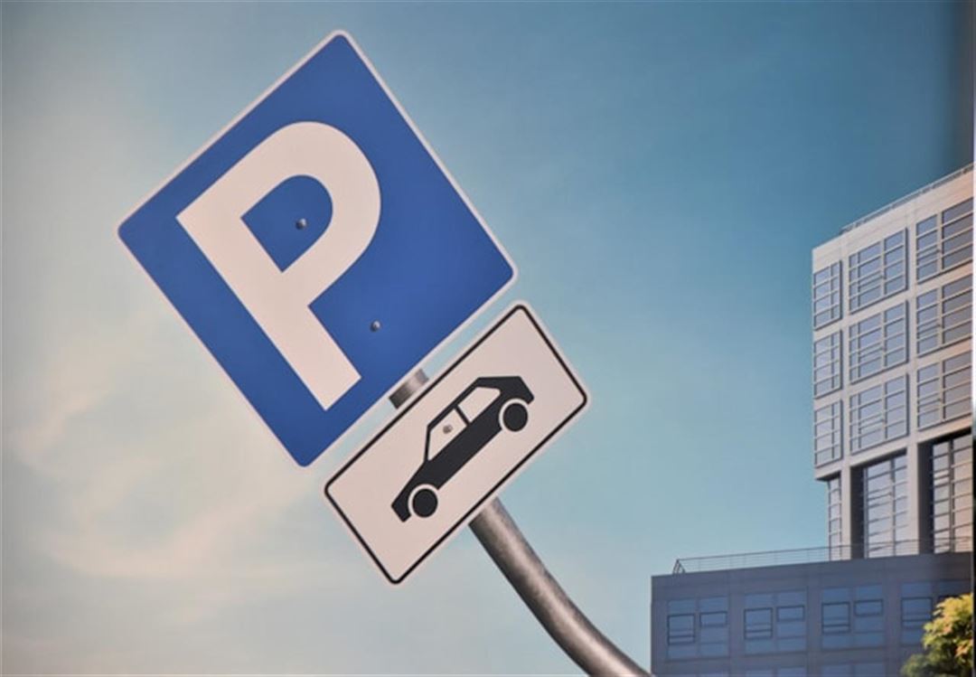 Find vej med professionelle parkingsskilt og henvisningsskilte
