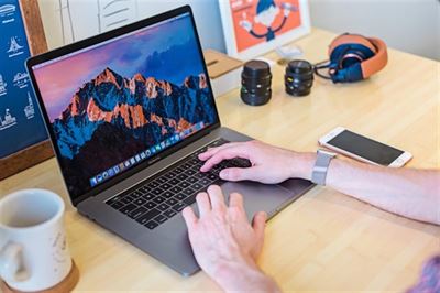 Hvordan skifter man baggrund på MacBook?