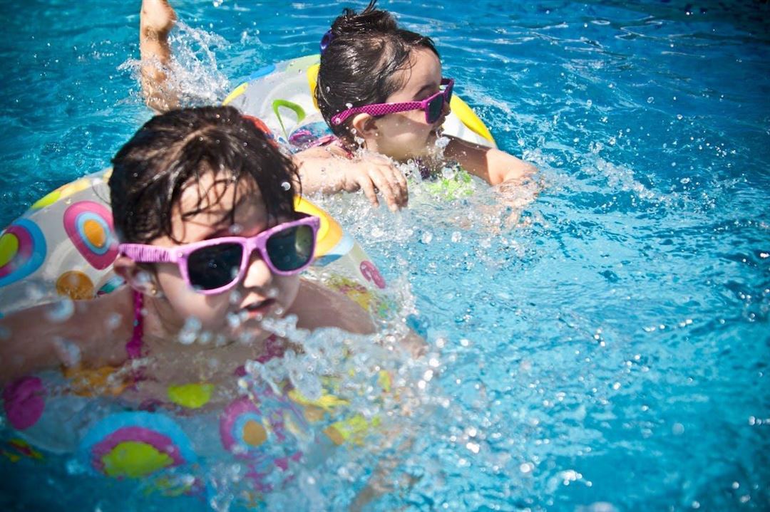 Få det bedste ud af sommeren med badesko til børn
