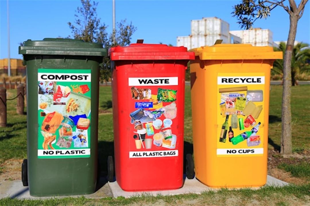 Affaldsskilte med piktogrammer opfordrer til bedre affaldssortering