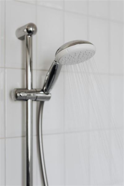 Få optimal sikkerhed og komfort på badeværelset med badebænke fra SeniorSalg