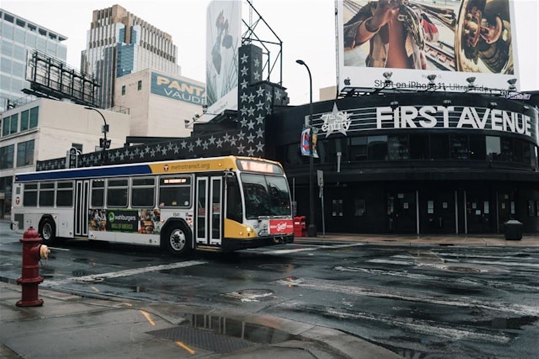 Fang opmærksomheden på vejen med busreklame