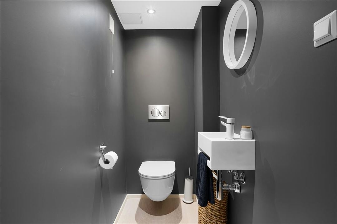 Væghængt toilet uden skyllekant - moderne løsning til dit badeværelse