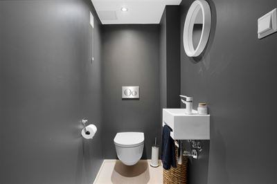Væghængt toilet uden skyllekant - moderne løsning til dit badeværelse