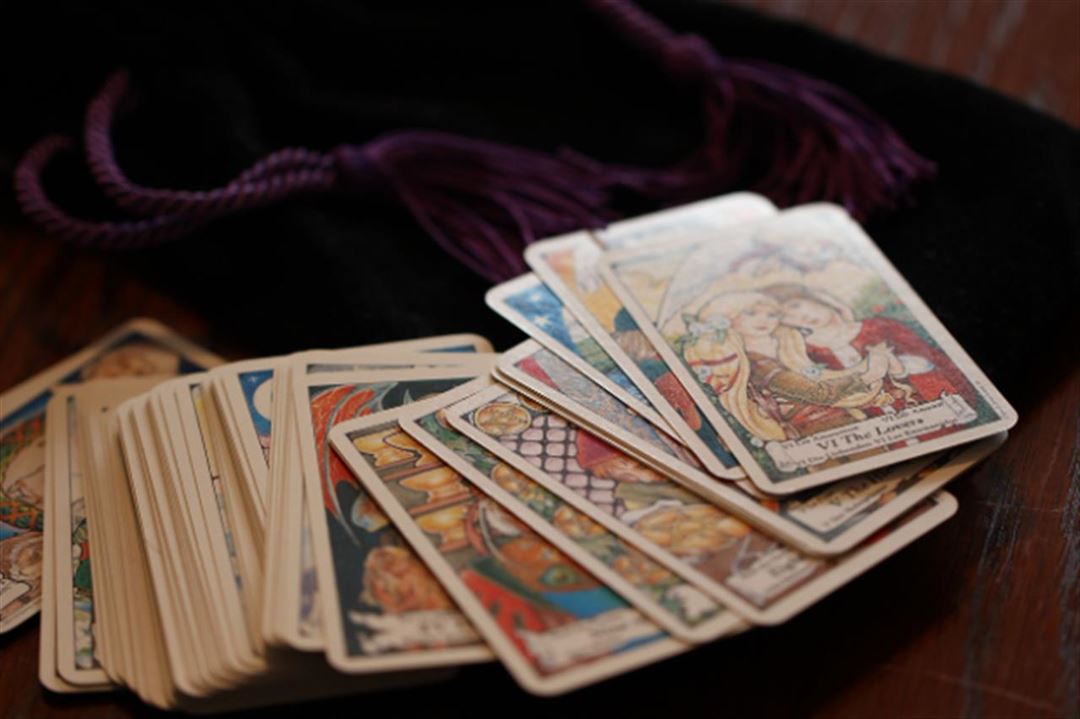 Når fortid og fremtid flettes sammen: En rejse ind i tarotkortenes verden