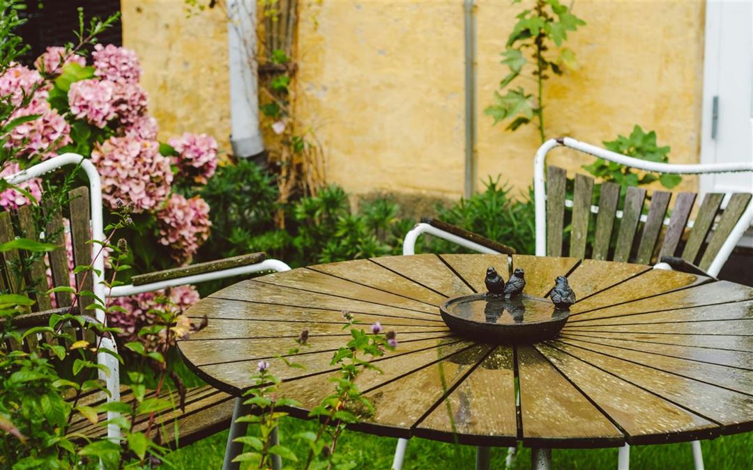 Find det perfekte rundt havebord i træ til din have