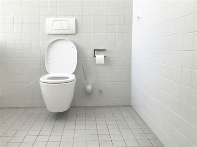 Ifø væghængt toilet - en guide til moderne badeværelser