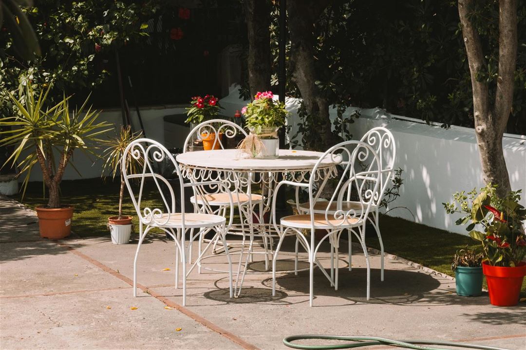 Rundt havebord med udtræk - den perfekte løsning til din have